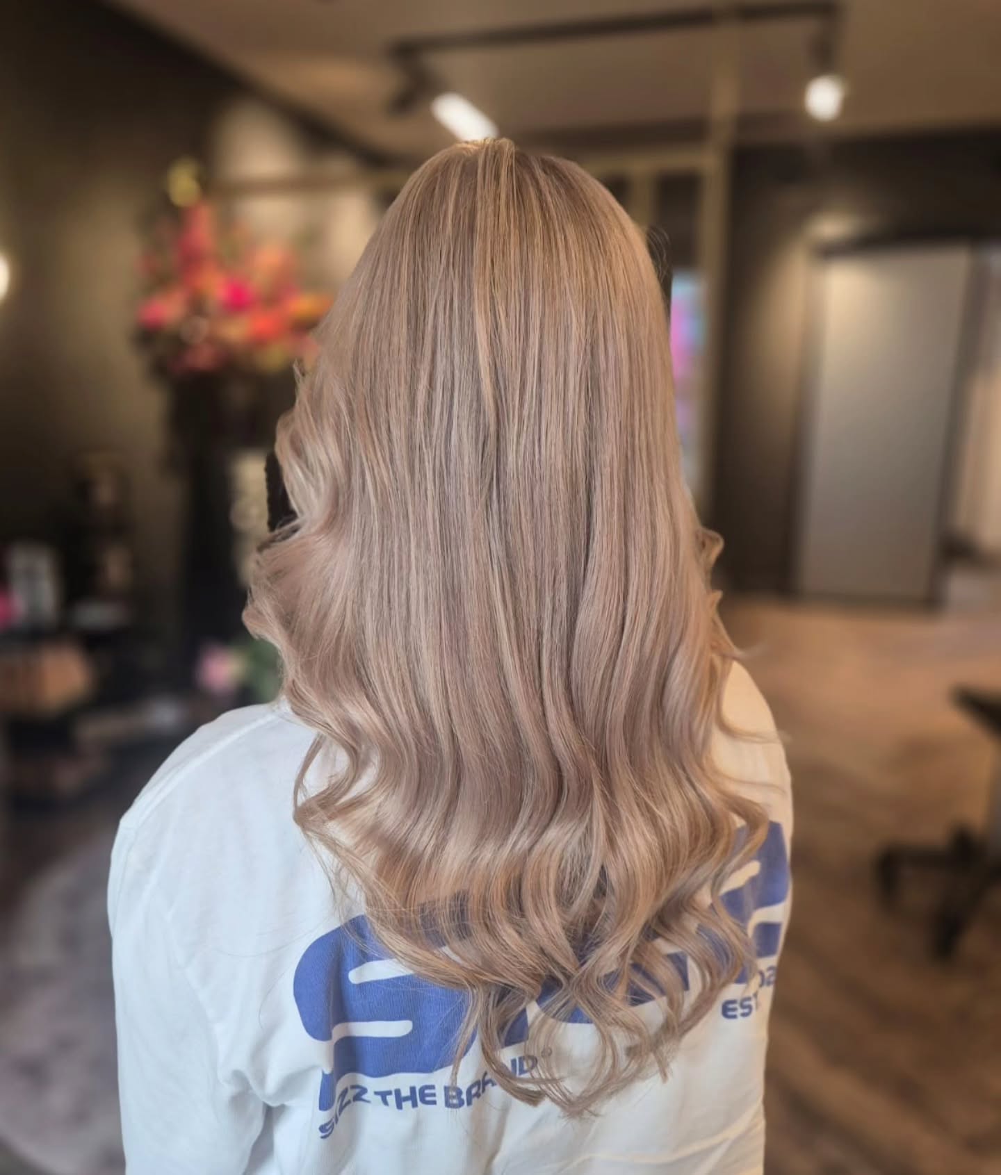 Lange zachte golven in een koele blondtint na het plaatsen van hairwefts
