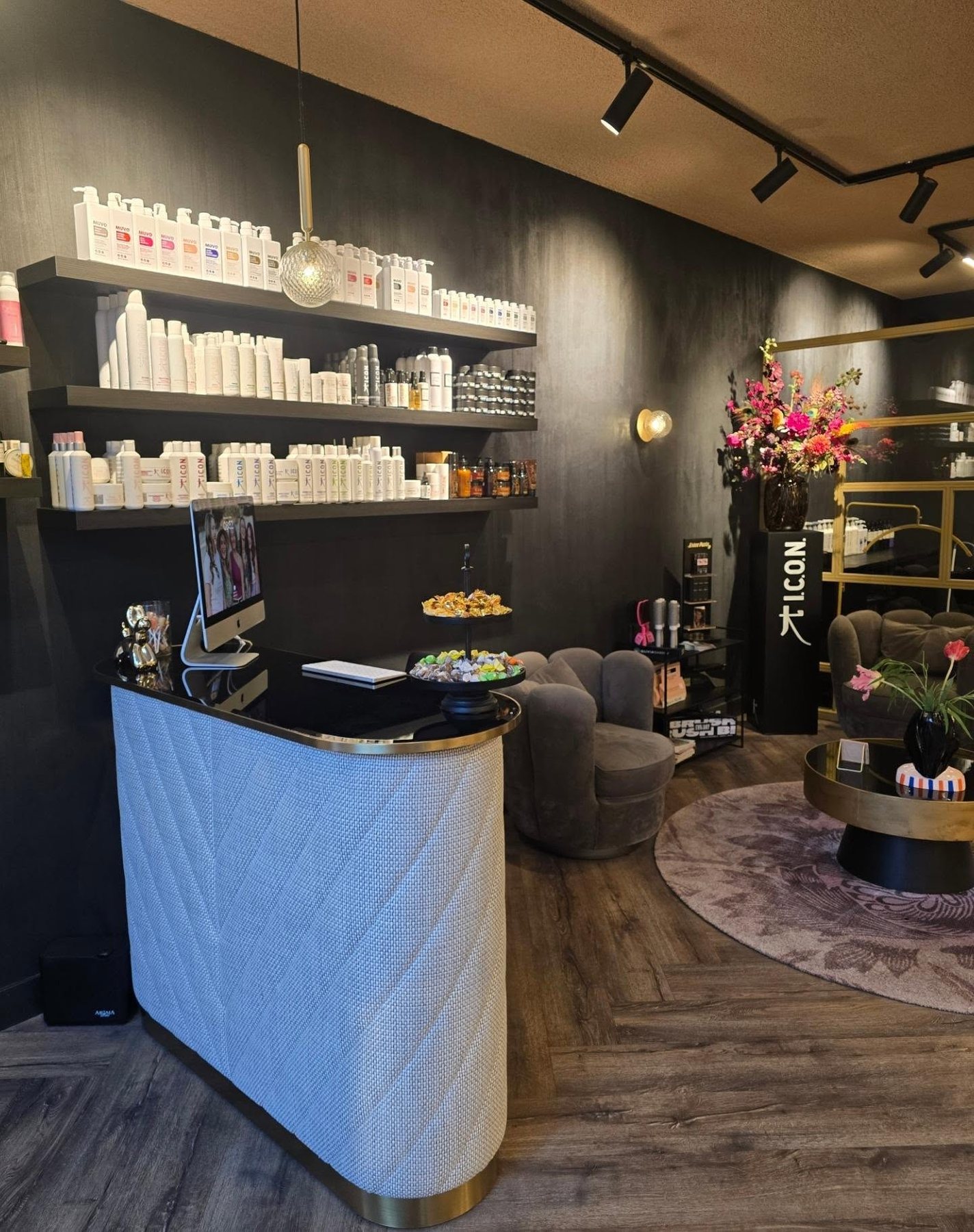 Balie en schappen met I.C.O.N. producten
