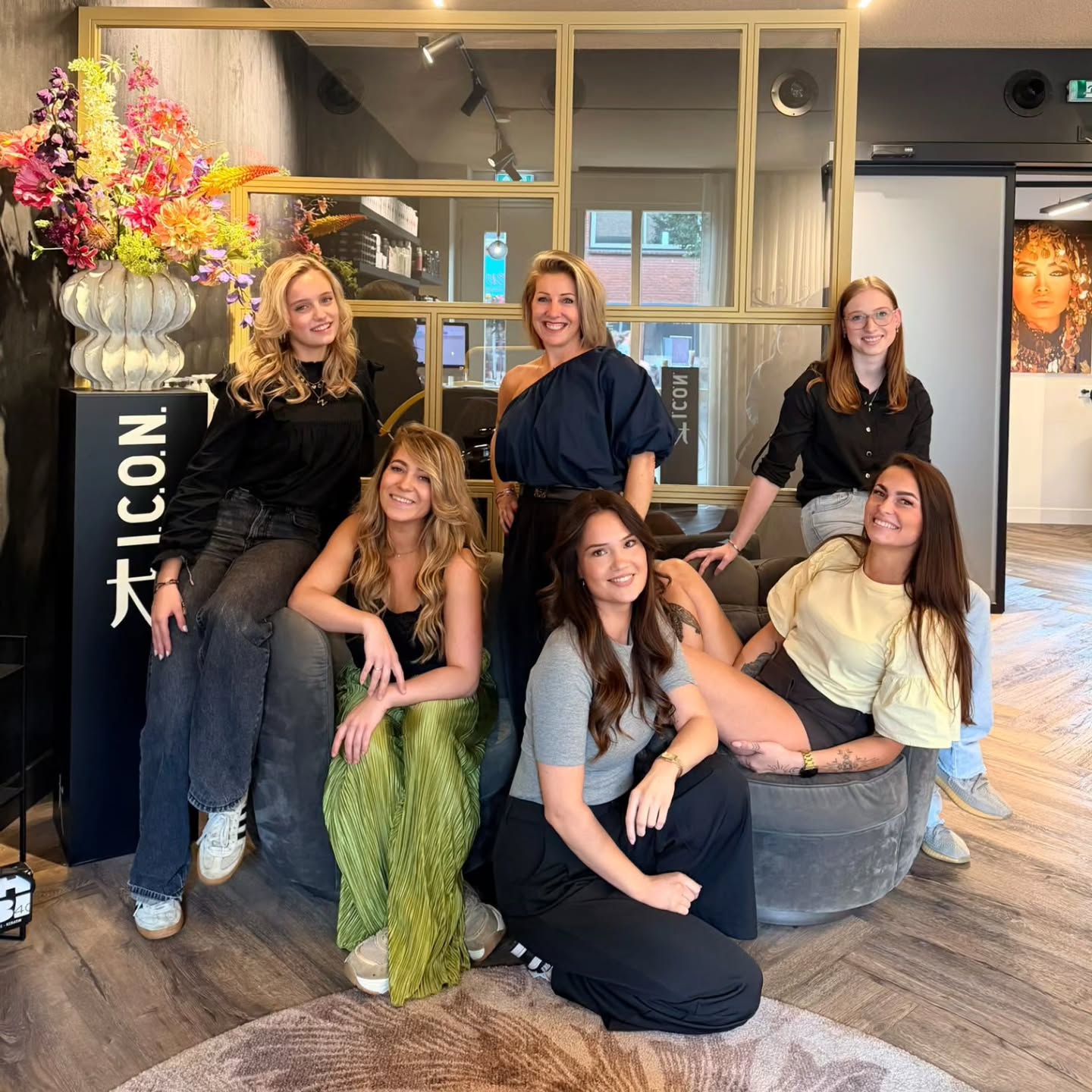 Het team van Kapsalon Tip Top samen in de zithoek van de salon